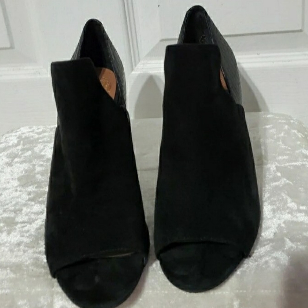 Vince Camuto - Picture 3 of 5